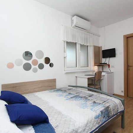 Apartments And Room Eva ロヴィニ エクステリア 写真