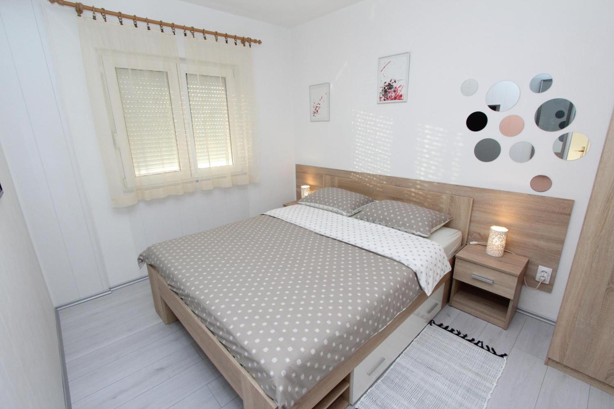 Apartments And Room Eva ロヴィニ エクステリア 写真